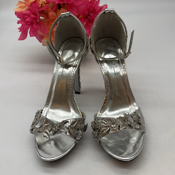 Marchi Mani Elegant Silver Women's Heels with Floral Design Size 6.5 MCH8689B - Picture 2 of 8